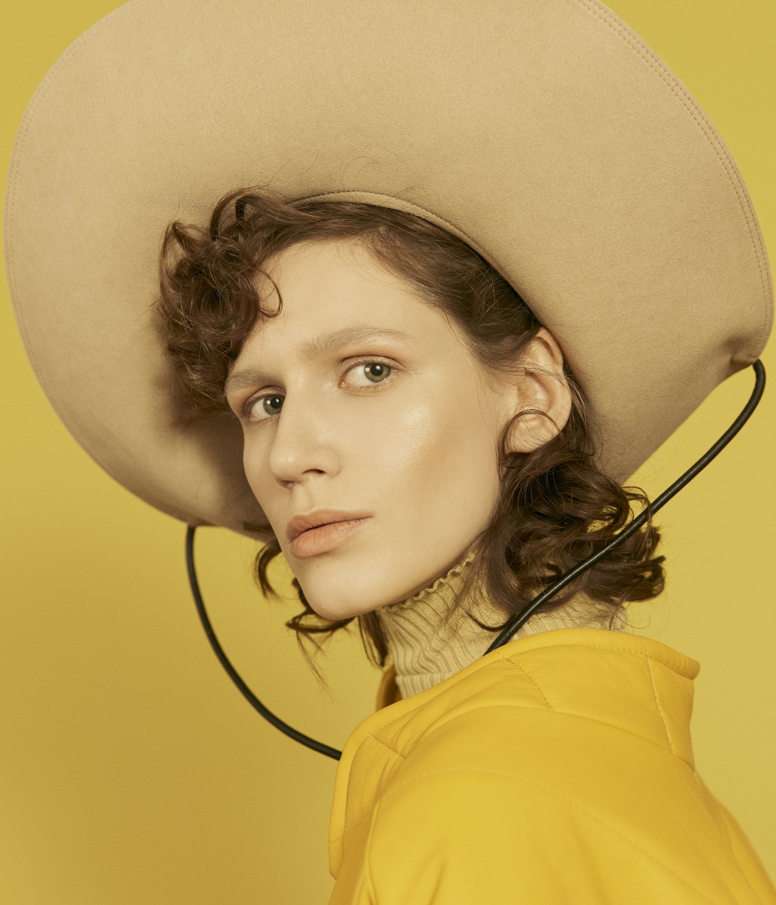 Шляпа - Loewe, Asthik, водолазка - Jil Sander, Asthik, пальто - A.W.A.K.E., Asthik