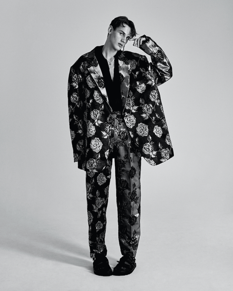 Костюм Selam Fessahaye, рубашка Hope, подвеска Gucci, серьга Acne Studios, носки Happy Socks, обувь Tiger of Sweden