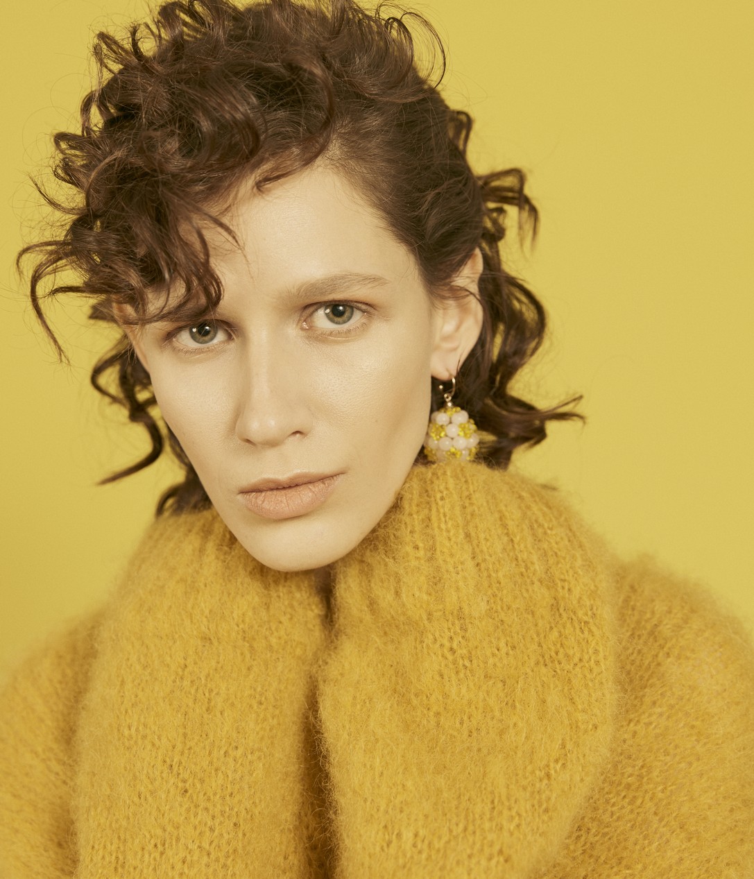 Свитер - Nina Donis, Asthik, серьга - Simone Rocha, Asthik