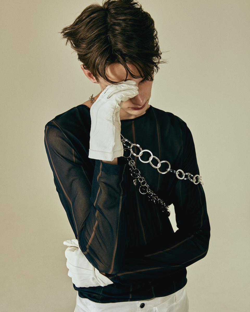 Свитер Our Legacy, брюки Johannes Adele, перчатки Mario Portolano 