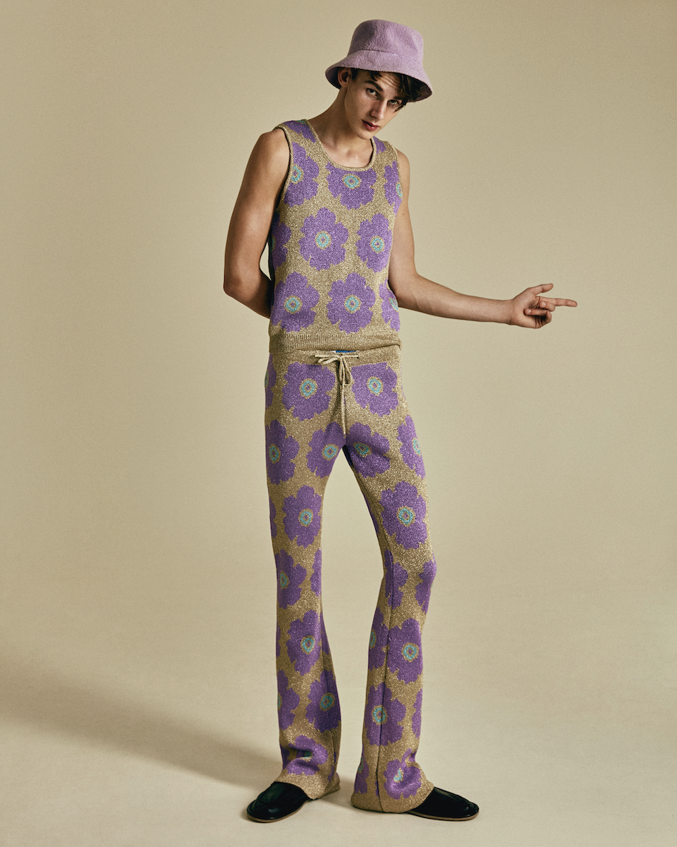 Костюм Lazoschmidl, обувь Acne Studios, шляпа Kangol  