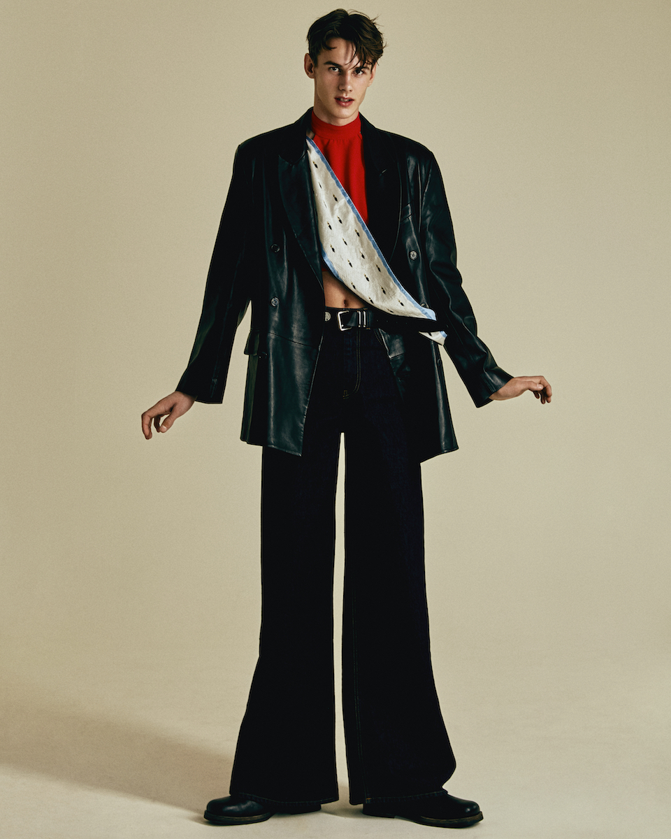 Кожаный жакет Adnym, топ Ida Klamborn, джинсы Hope, ремень Hope, обувь и шарф — Our Legacy 