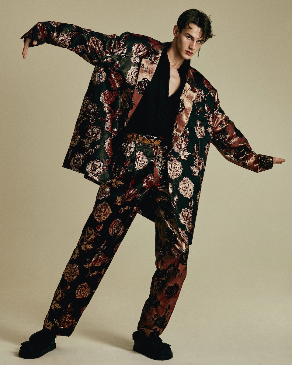 Костюм Selam Fessahaye, рубашка Hope, подвеска Gucci, серьга Acne Studios, носки Happy Socks, обувь Tiger of Sweden