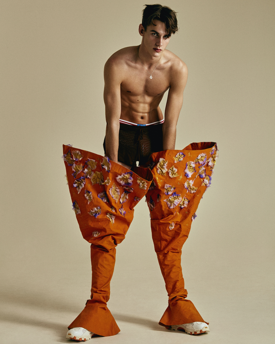 Шорты Lazoschmidl, белье CK Underwear, калоши Robin Söderholm, подвеска Gucci, обувь Our Legacy