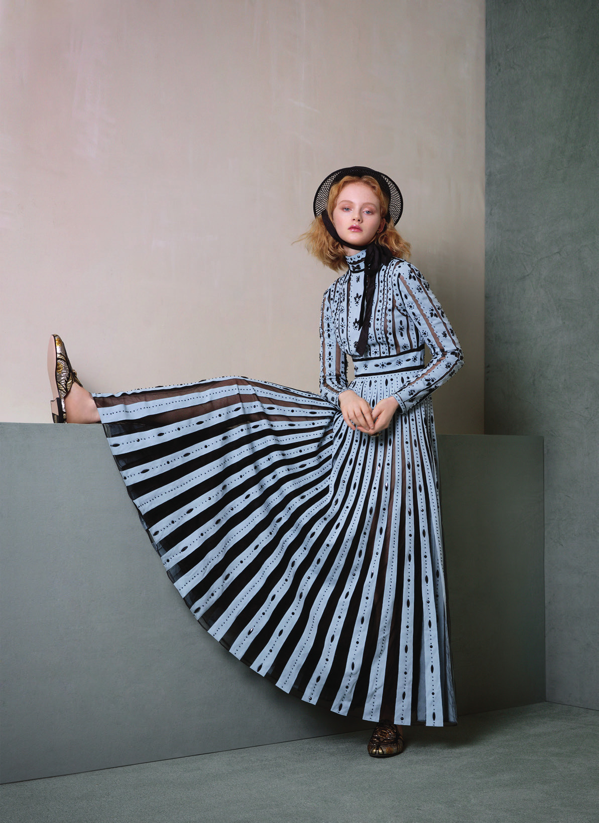 Платье VALENTINO, мюли и кольцо GUCCI, шляпа BORA AKSU