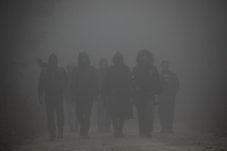 Сирийские мигранты возвращаются через лес после попытки пересечь границу с Хорватией на холмах возле лагеря Вучак, возле города Бихач (Босния и Герцеговина). Фотограф: Марко Джурика