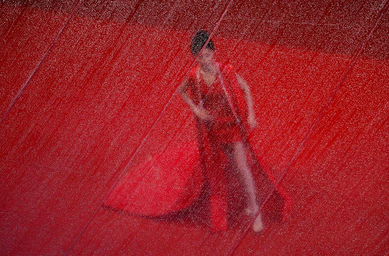 Гостья на красной дорожке на презентации фильма “Фрэнки” во время Каннского кинофестиваля во Франции. Фотограф: Эрик Гайар