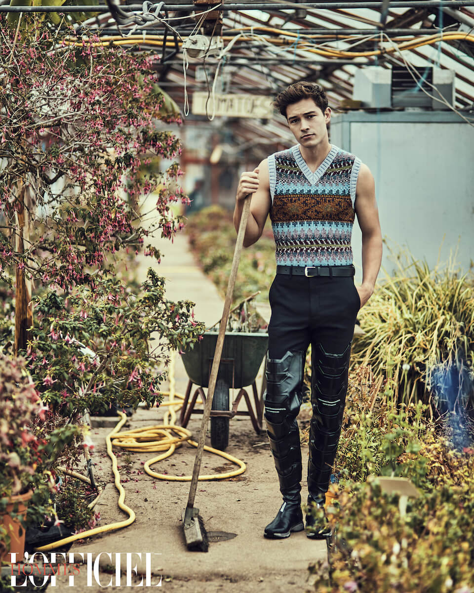 Жилет Acne Studios, брюки и ботинки – Xander Zhou, ремень Dior Homme 