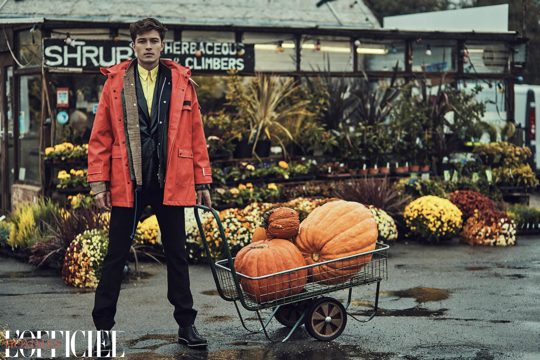 Пальто Хander Zhou, пальто Sacai, пиджак John Lawrence Sullivan, рубашка Salvatore Ferragamo, брюки и ботинки – Givenchy 