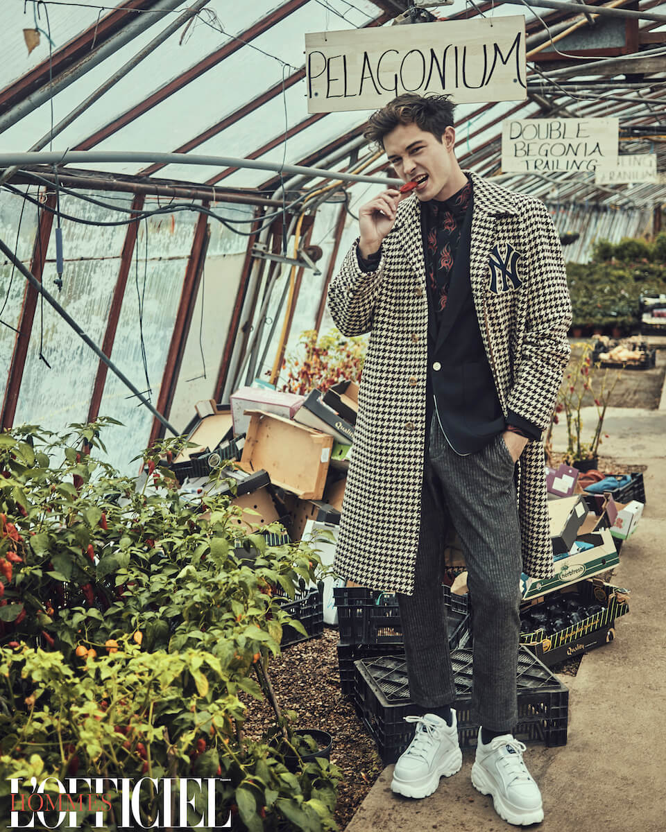 Пальто Gucci, пиджак Givenchy, рубашка Dior Homme, брюки Wrad, ботинки Buffalo London 