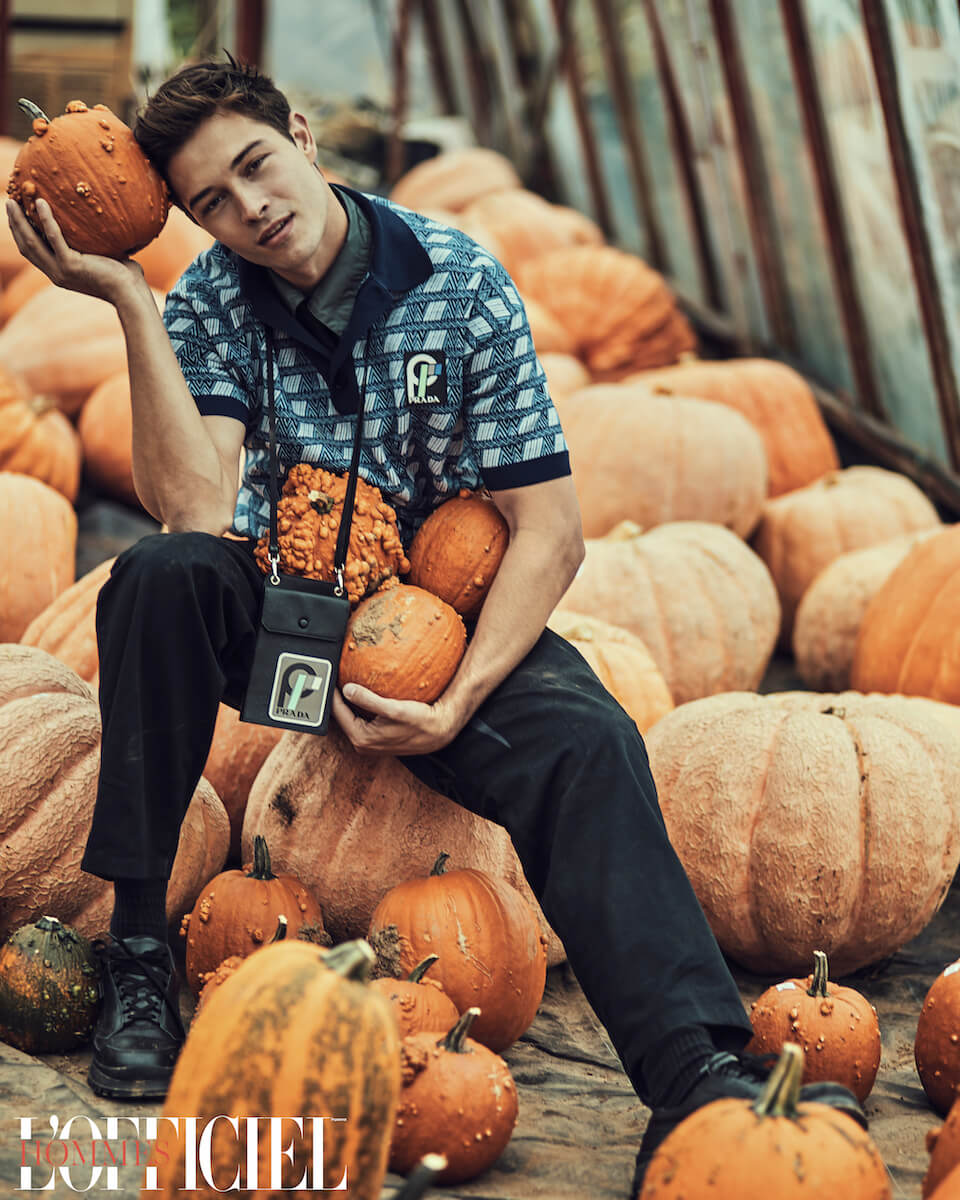 Поло, рубашка, брюки, ботинки, галстук и сумка – Prada 