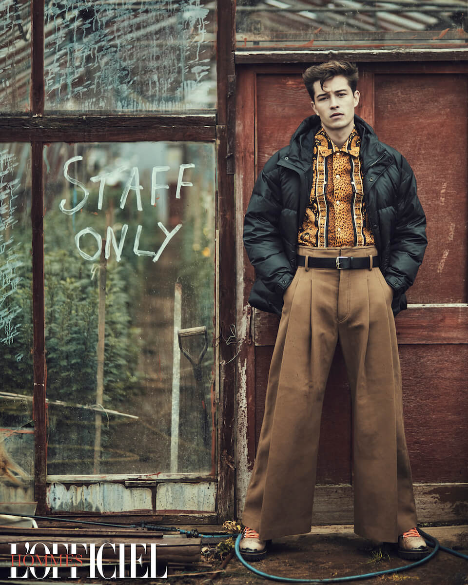 Пуховик Ienki Ienki, рубашка Versace, брюки Qasimi, ботинки Louis Vuitton, ремень Dior Homme 