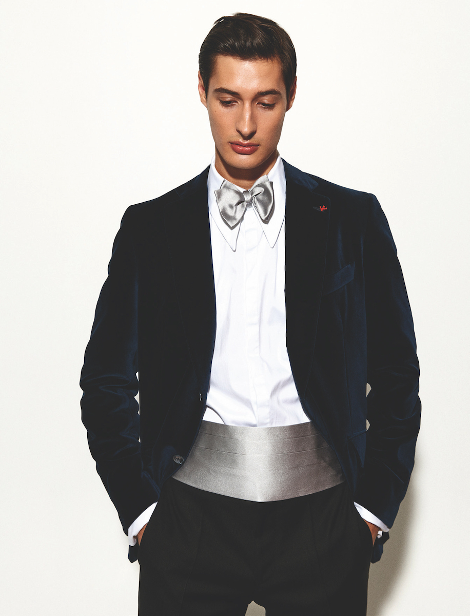 Смокинг, брюки, галстук-бабочка, пояс-камербанд – Isaia, сорочка Frolov 