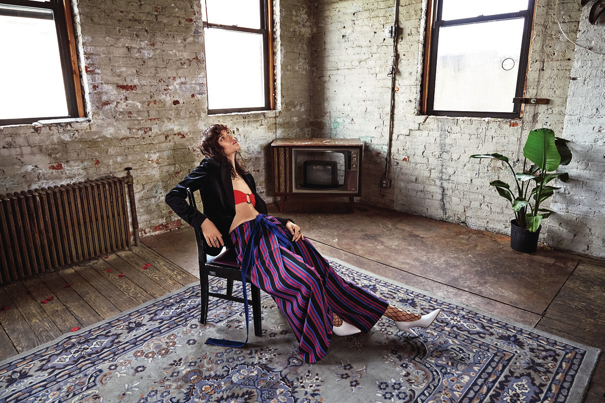 Пиджак, бандо, брюки DIANE VON FURSTENBERG, туфли MAX MARA, колготки, собственность стилиста