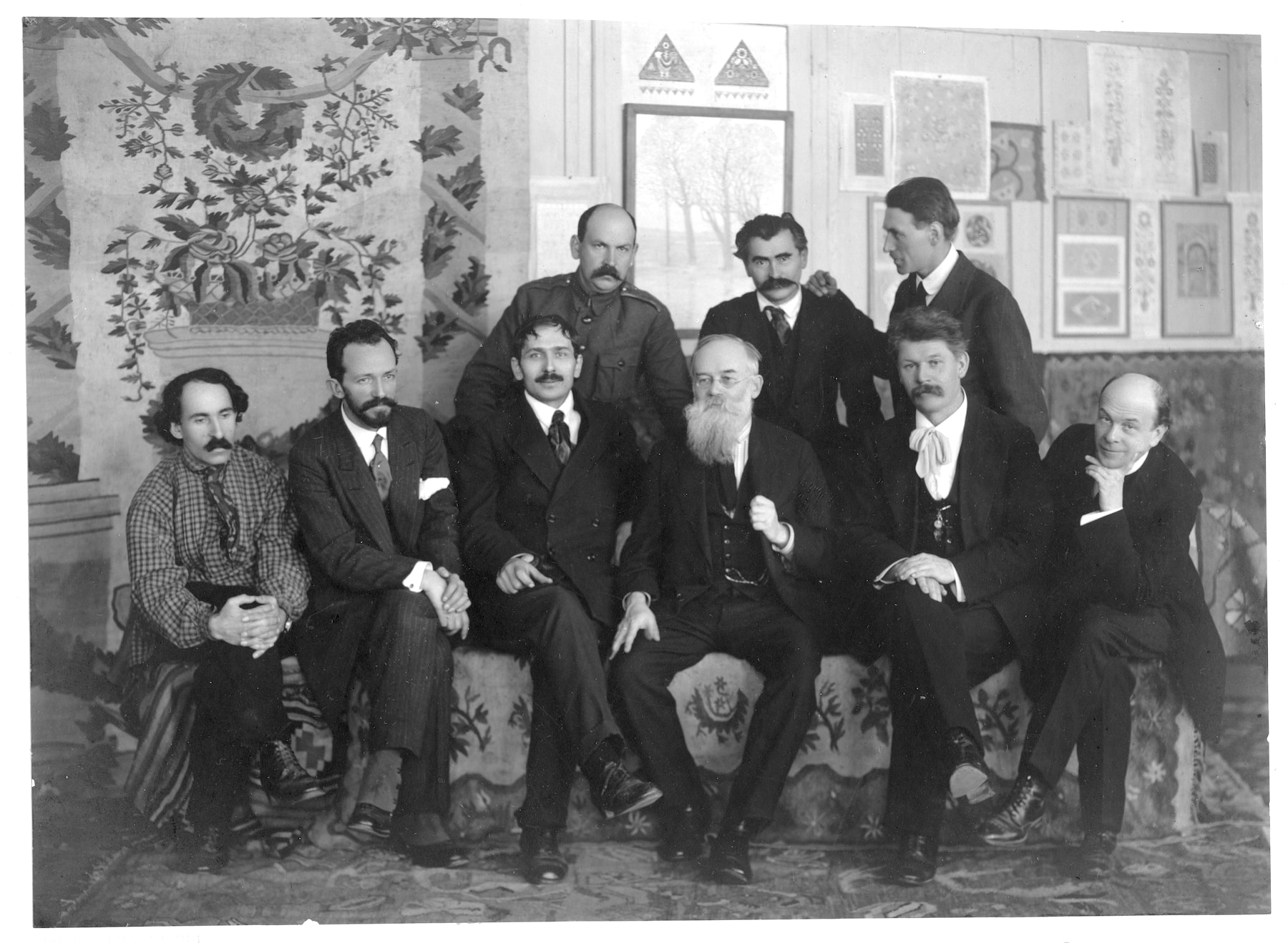 Засновники Української академії мистецтв під час відкриття урочистої виставки у приміщенні УНР (фото люб'язно надано Дар'єю Добріян)