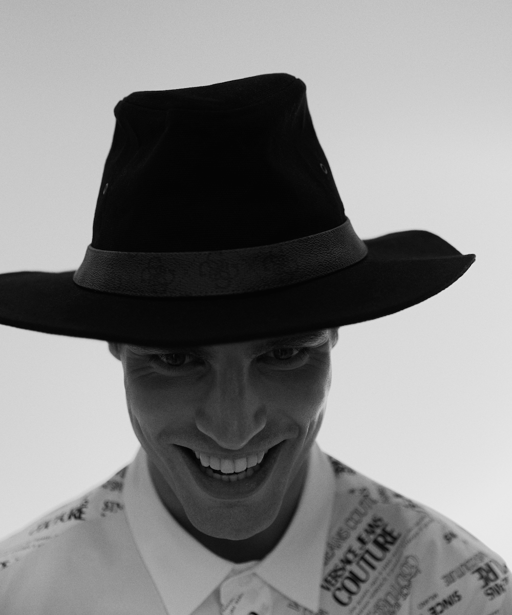 Шляпа Guess, сорочка Versace Jeans Couture