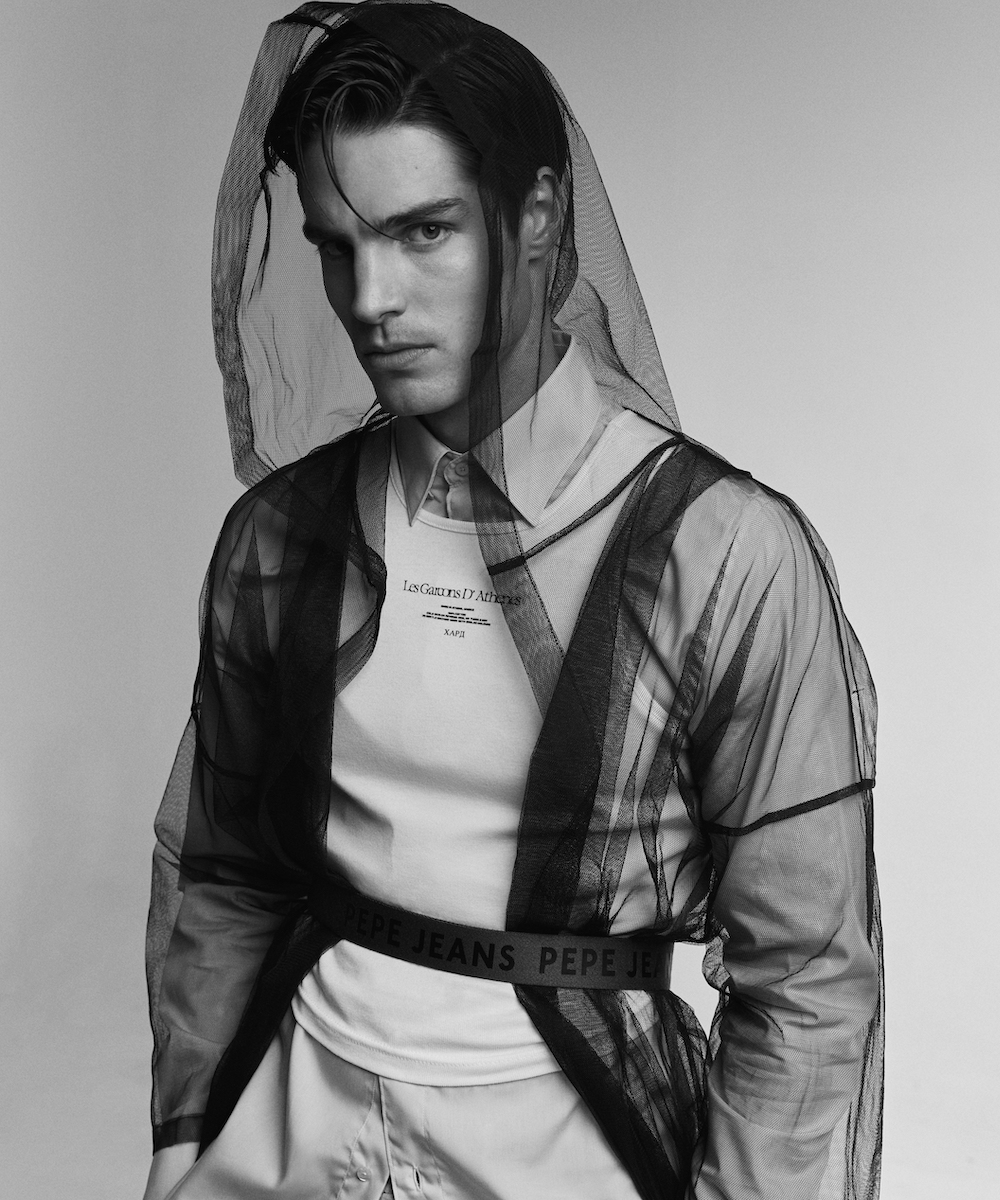 Халат Dimitris Petrou, сорочка Calvin Klein, майка HardClo, пояс Pepe Jeans