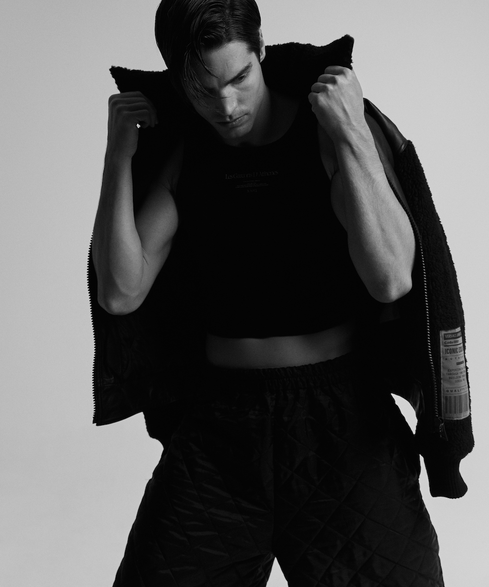 Куртка Versace Jeans Couture, майка HardClo, шорты Three Letters 