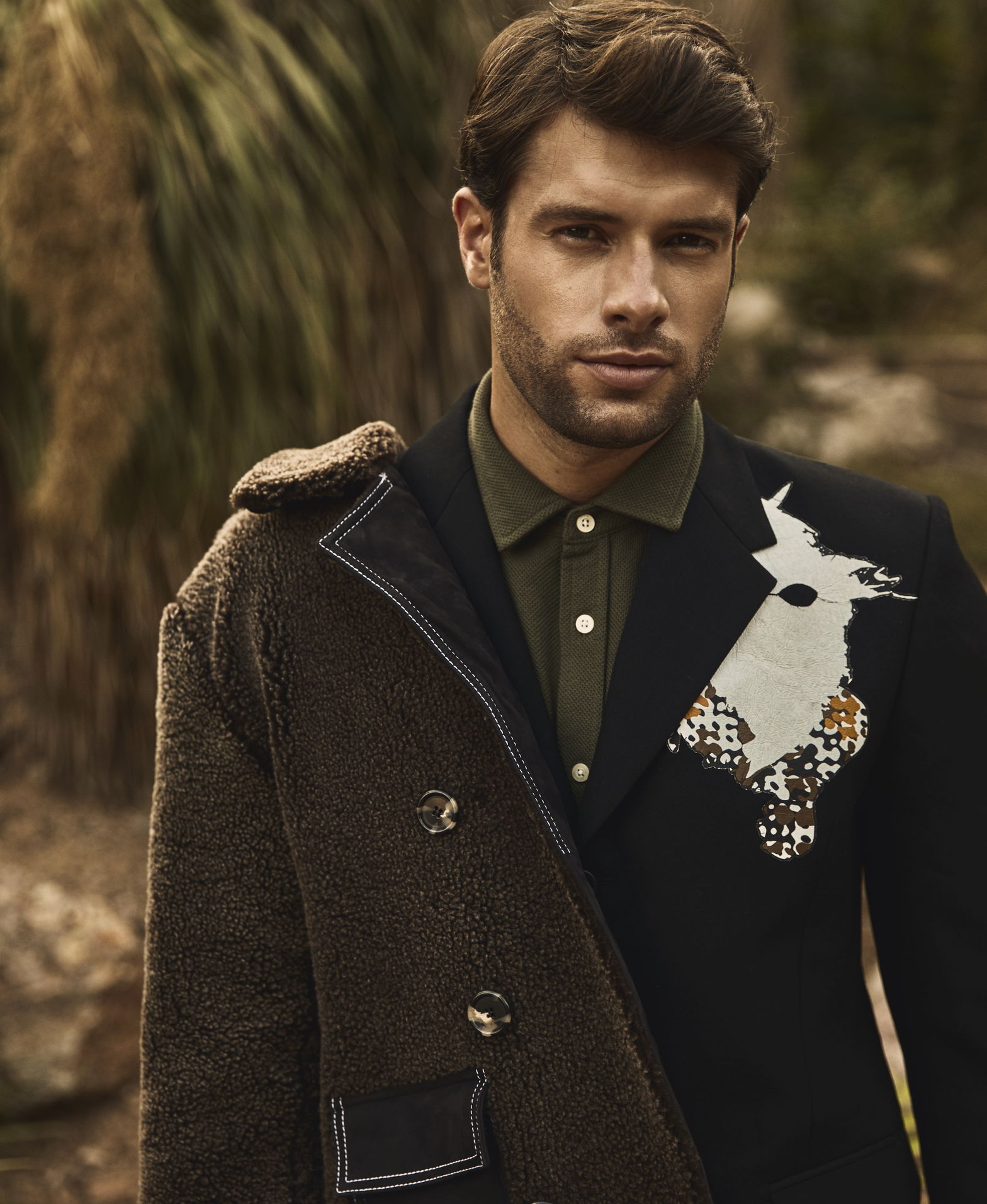 Пальто PABLO ERROZ, пиджак BIKKERMBERGS и рубашка LYLE & SCOTT