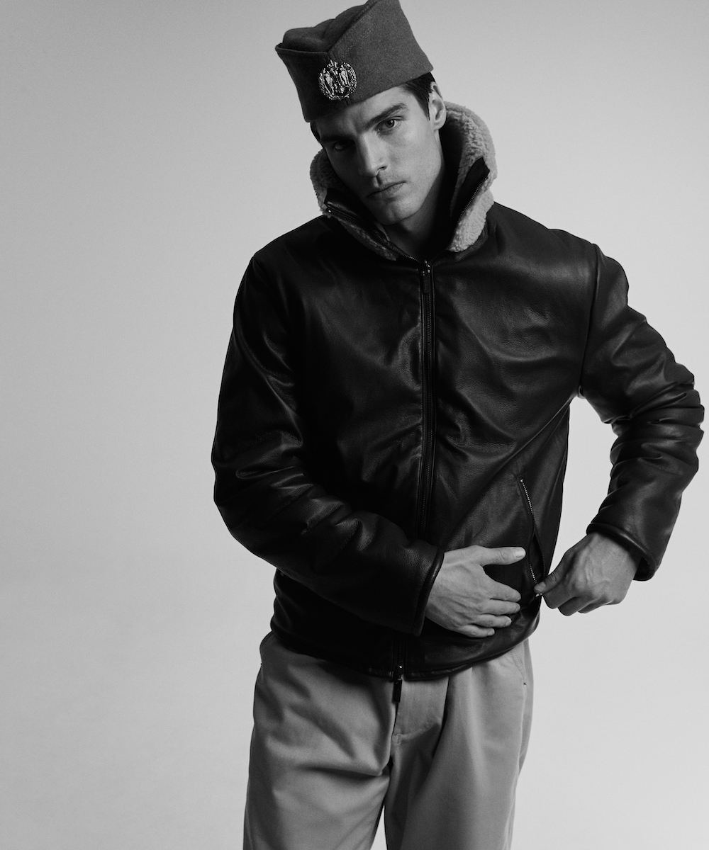 Куртка Guess, брюки Eightys, пилотка собственность стилиста 