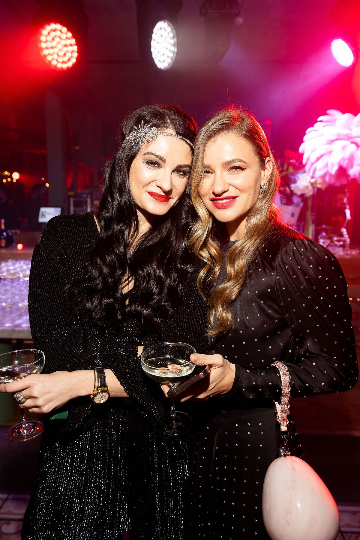 Анна Плужник (справа)