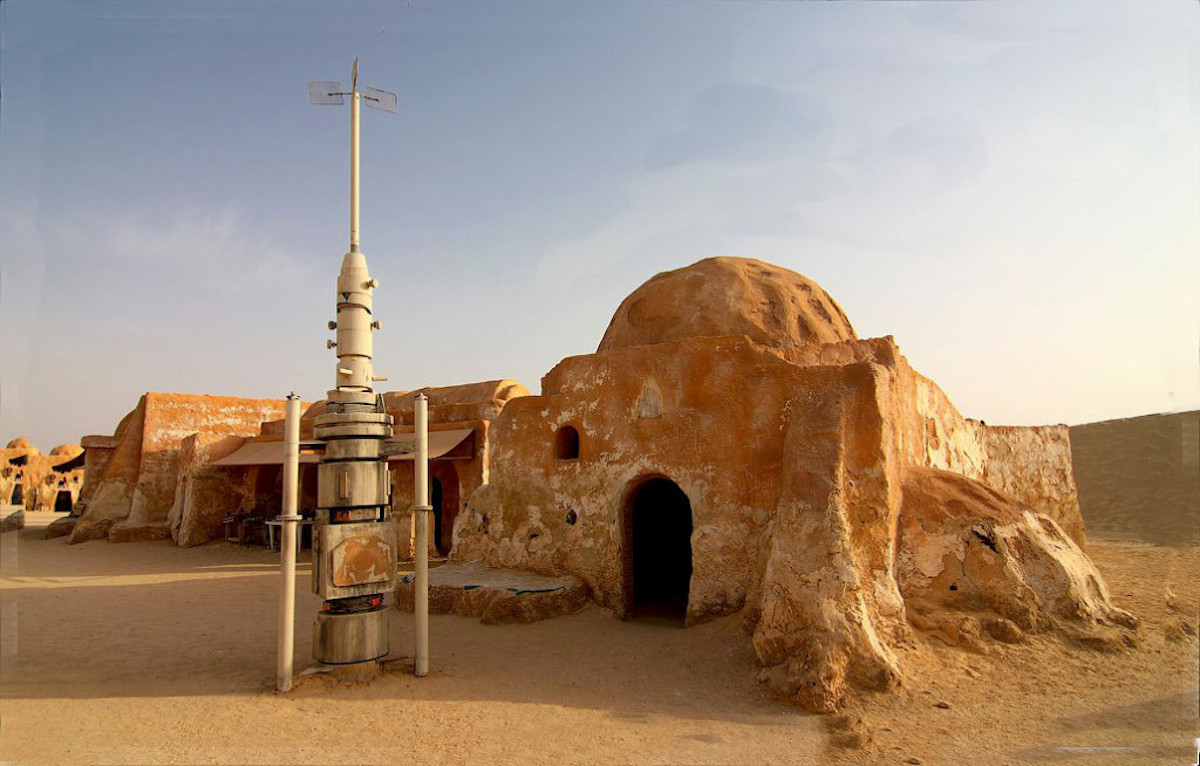 город на планете Татуин, построенный для съемок на юге Туниса. На первом плане стоит испаритель (вымышленный прибор, всасывающий влагу из атмосферы и преобразующий ее в воду)