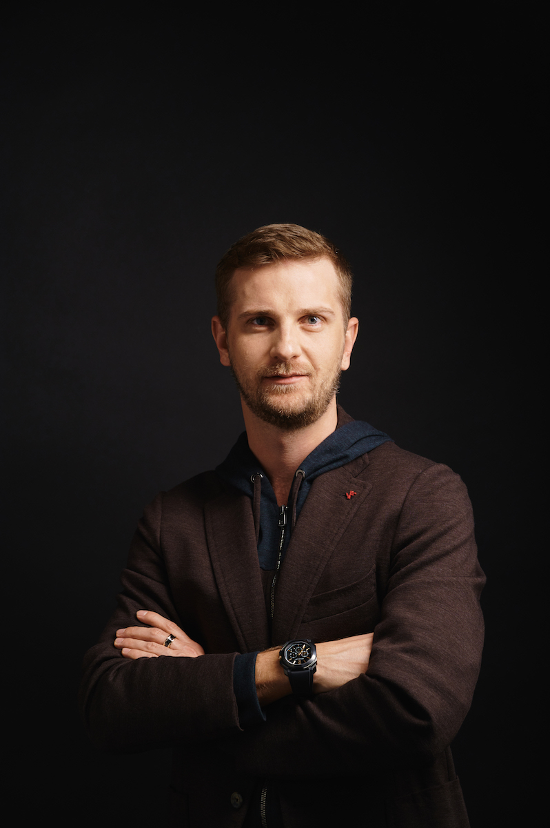 На Кирилі:  Кофта, піджак, ISAIA. Годинник, каблучка, BVLGARI