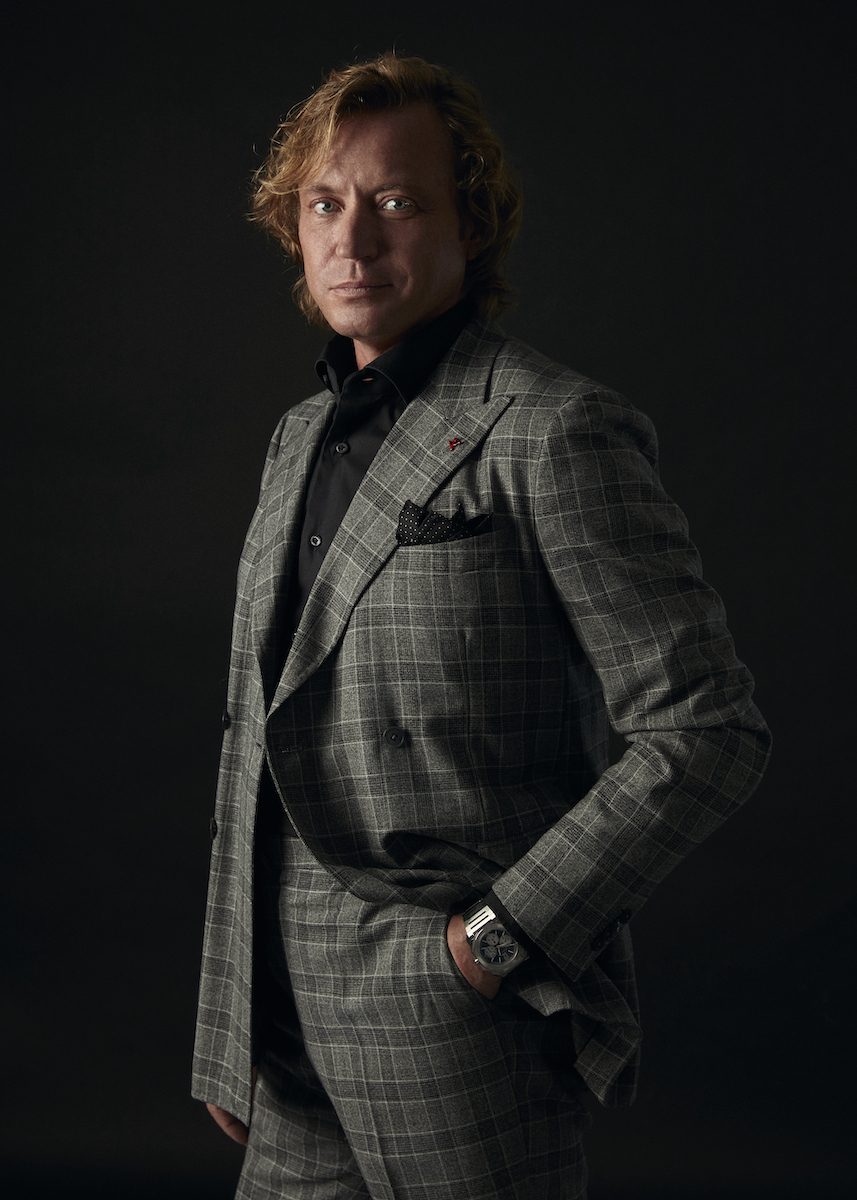 На Олегу: Сорочка, костюм, ISAIA. Годинник, BVLGARI