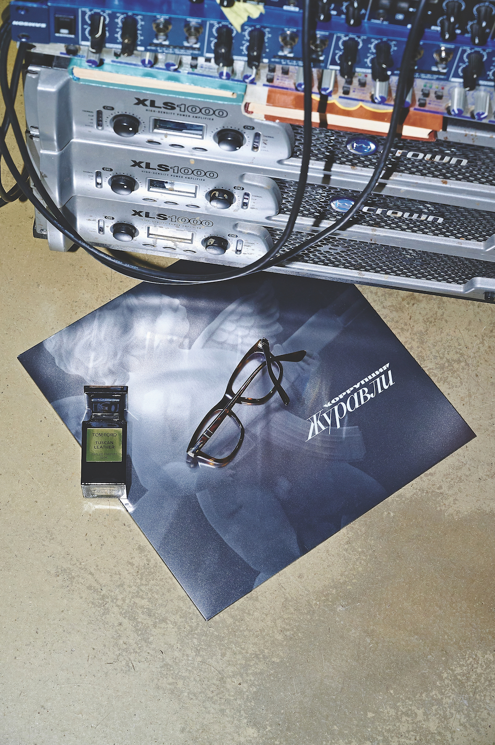 Платівка «КОРРУПЦИЯ», альбом «ЖУРАВЛИ». Окуляри Persol, парфюм Tom Ford Tuscan Leather 