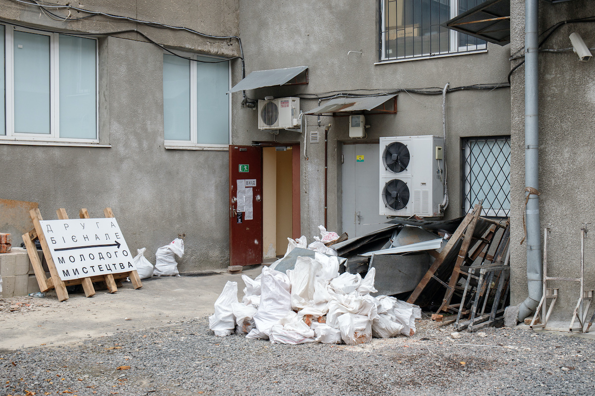 Вход на Вторую биеннале молодого искусства, отель Харьков