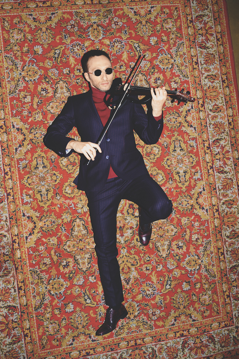 Костюм, водолазка — Roy Robson, туфлі Prada, окуляри — вінтаж 