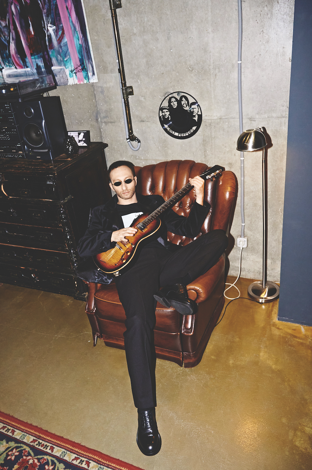  Піджак Muse, штани Les Deux, футболка — мерч музикальної групи «КОРРУПЦИЯ», туфлі — вінтаж, від дідуся Михайла