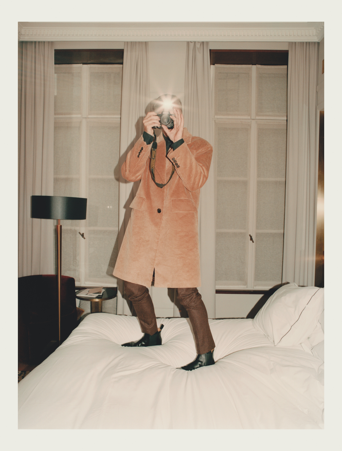 Рубашка Dries Van Noten, пальто Prada, брюки Tagliatore, челси John Lobb 