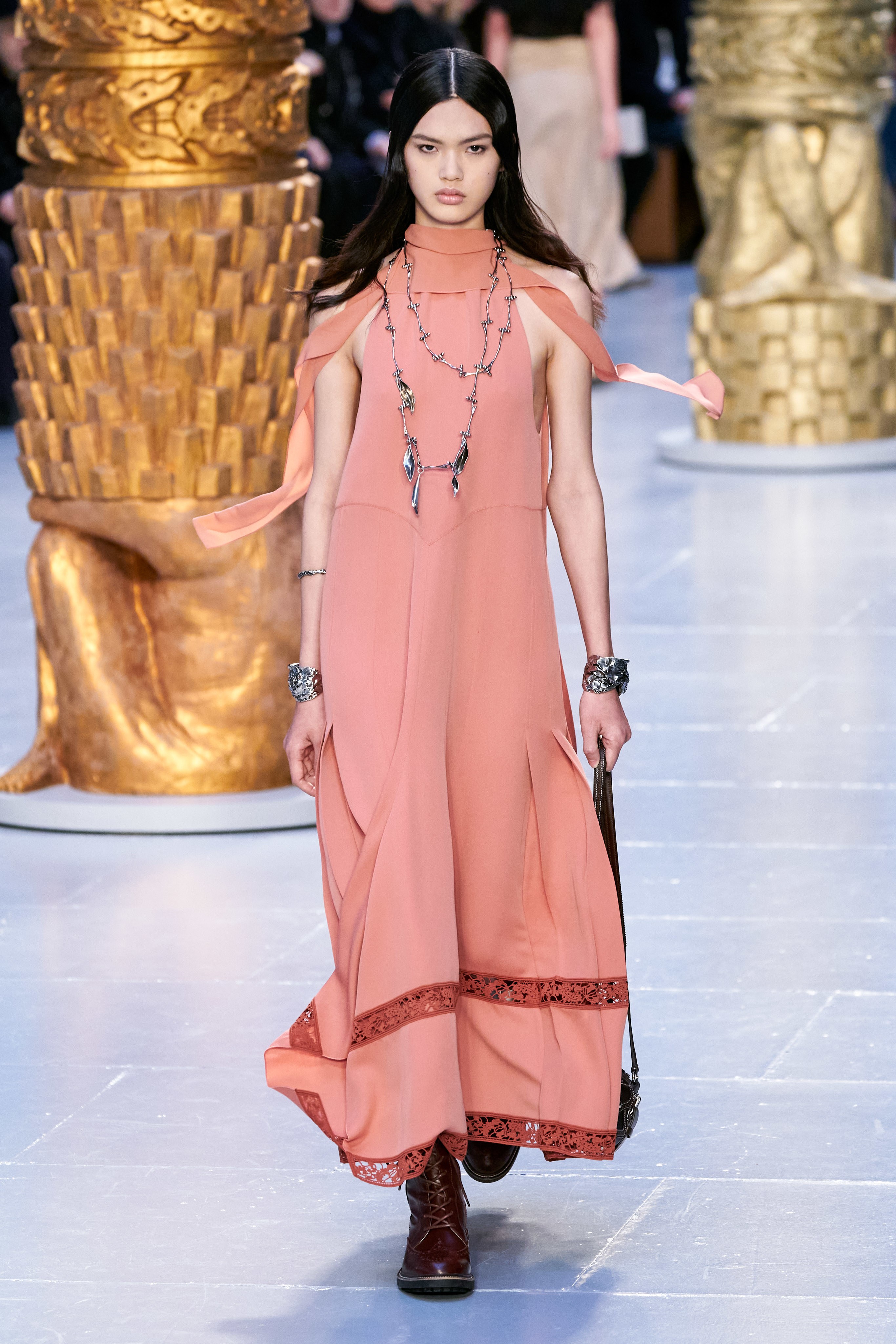 Показы chloe. Показы chloe. Chloe 2018. Модный показ хлое. Показы chloe.