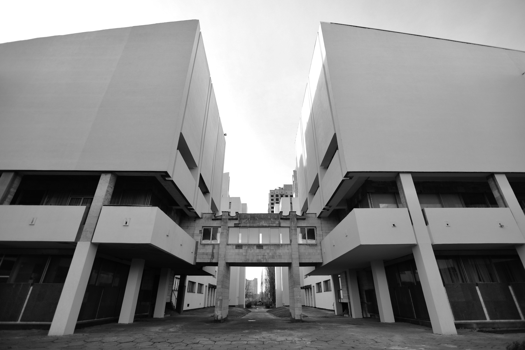  Будівля факультету фізики Київського національного університету імені Тараса Шевченка (Михайло Будиловський у співавторстві з Вадимом Ладним, Л. Коломійцем, Ю. Москальцем)