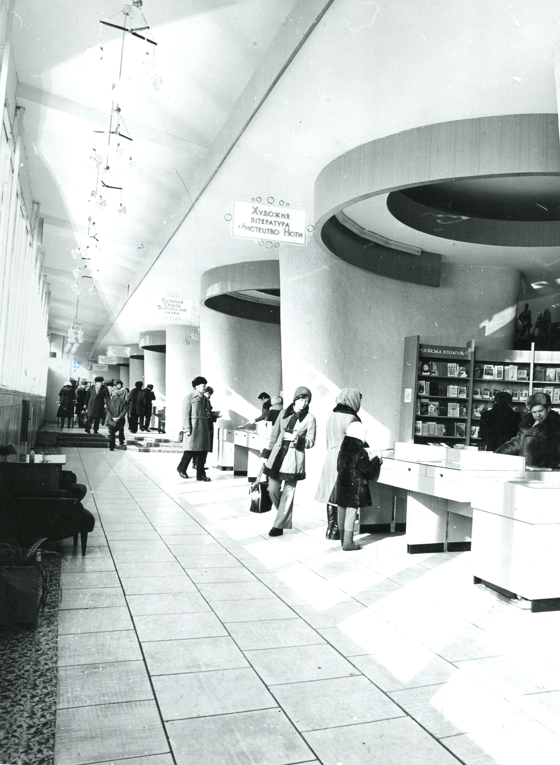 Магазини «Книжковий світ» та «Гастроном» на першому поверсі житлового будинку на площі Перемоги, вул. Дмитрівська, 2, (Михайло Будиловський спільно з Вадимом Ладним, І. Веримовською)