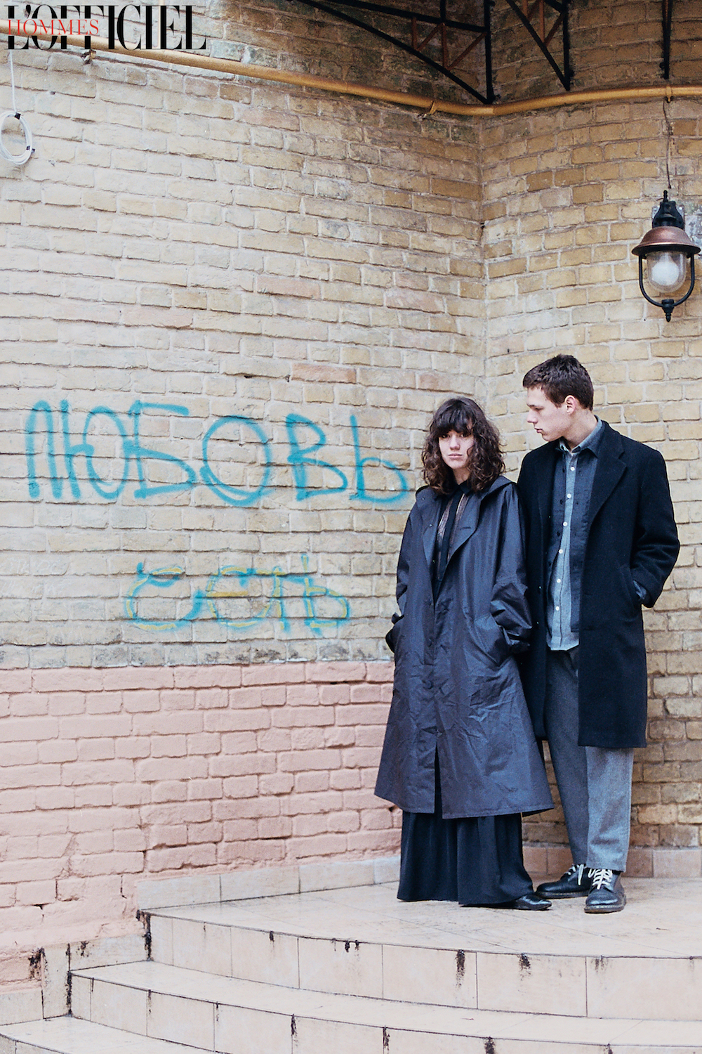 На Оле: плащ – Sasha. Kanevski, платье – Self-Portrait (Helen Marlen Group). На Андрее: рубашка – Ami (Helen Marlen Group), рубашка – Fjallraven (Ostriv store), брюки – Edwin (Ostriv store)