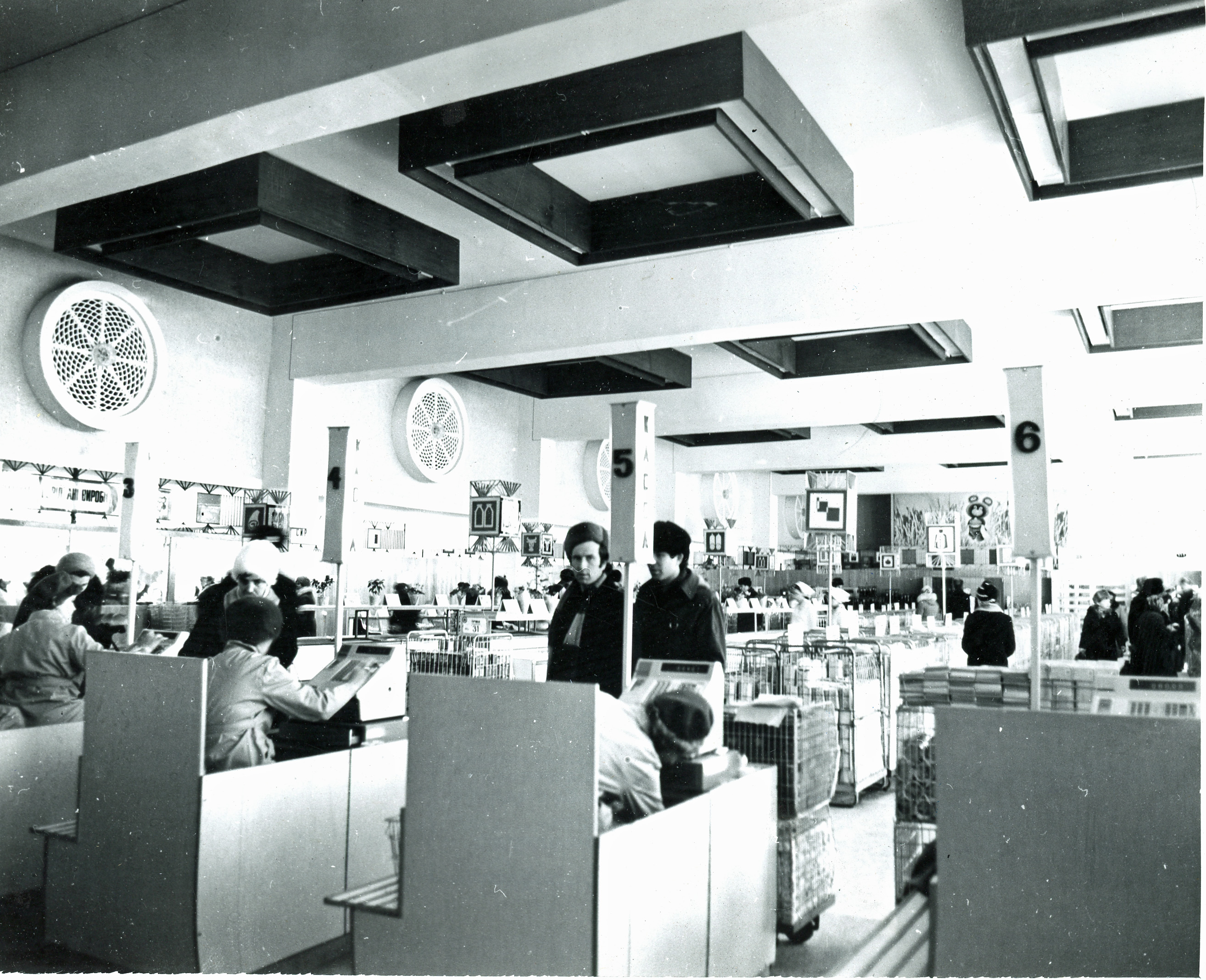 Магазини «Книжковий світ» та «Гастроном» на першому поверсі житлового будинку на площі Перемоги, вул. Дмитрівська, 2, (Михайло Будиловський спільно з Вадимом Ладним, І. Веримовською)