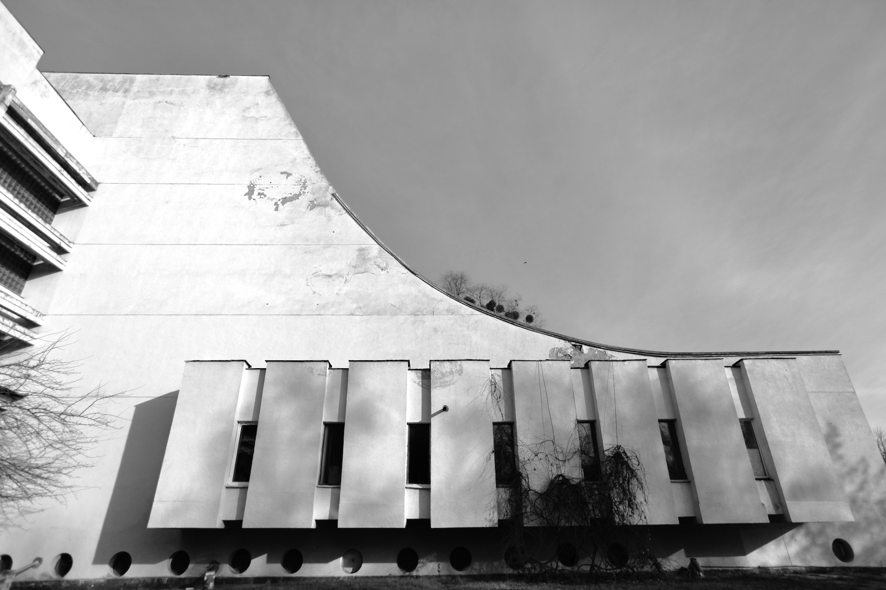  Будівля факультету фізики Київського національного університету імені Тараса Шевченка (Михайло Будиловський у співавторстві з Вадимом Ладним, Л. Коломійцем, Ю. Москальцем)