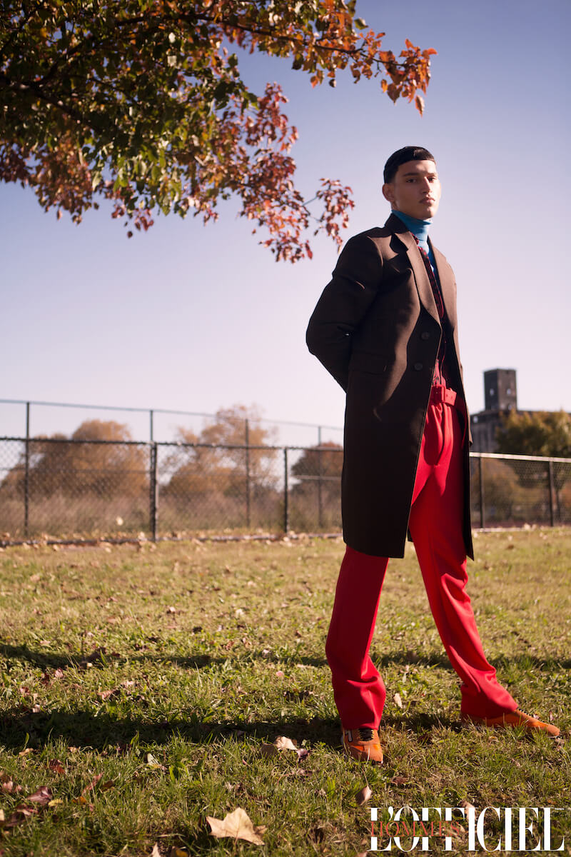 Водолазка, пальто, брюки и кроссовки – Prada