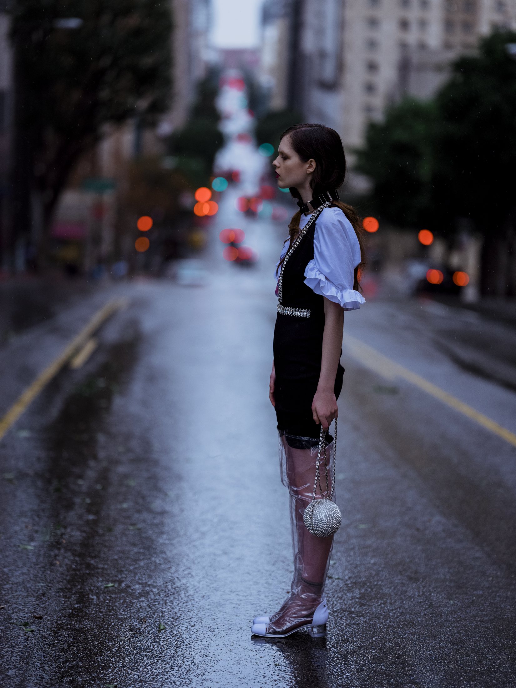 Платье и чокер Philipp Plein, сапоги и сумка Chanel