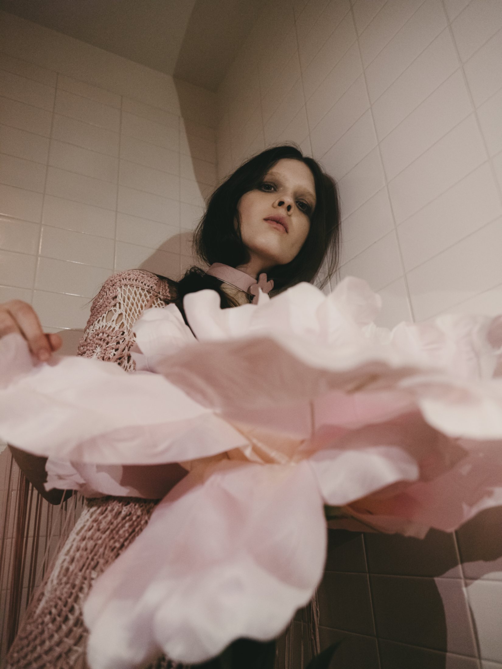 Платье Mark Fast, чокер Philipp Plein 