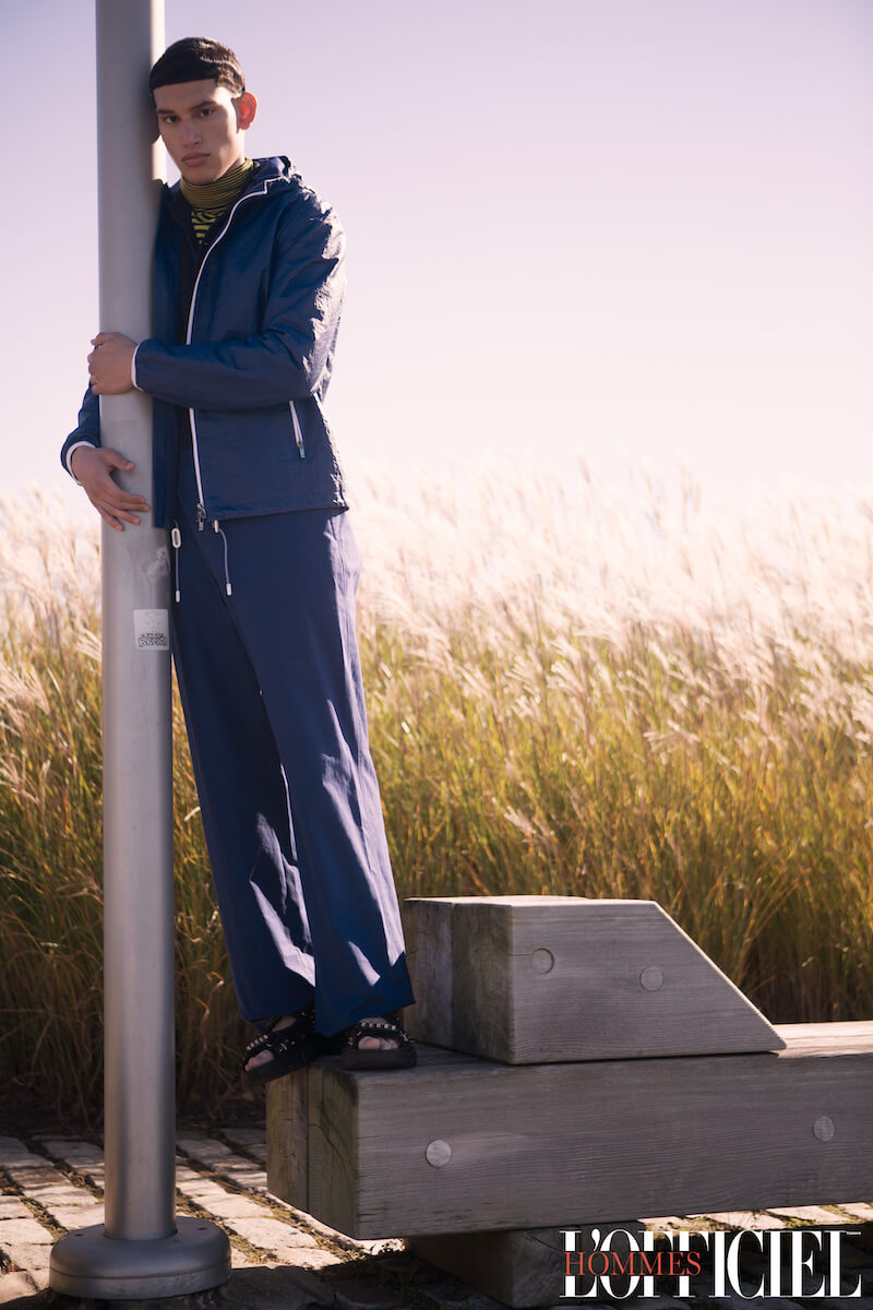 Свитер Dior Homme, рубашка Prada, куртка и брюки – Z Zegna, обувь Gucci