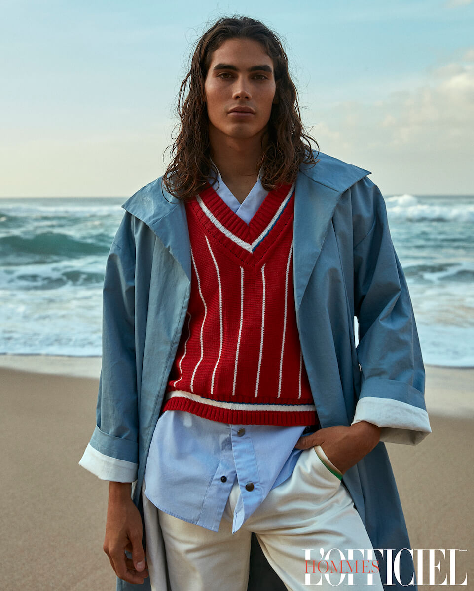 Рубашка и свитер – Nycole, плащ Inês Torcato, джинсы Ricardo Andrez 