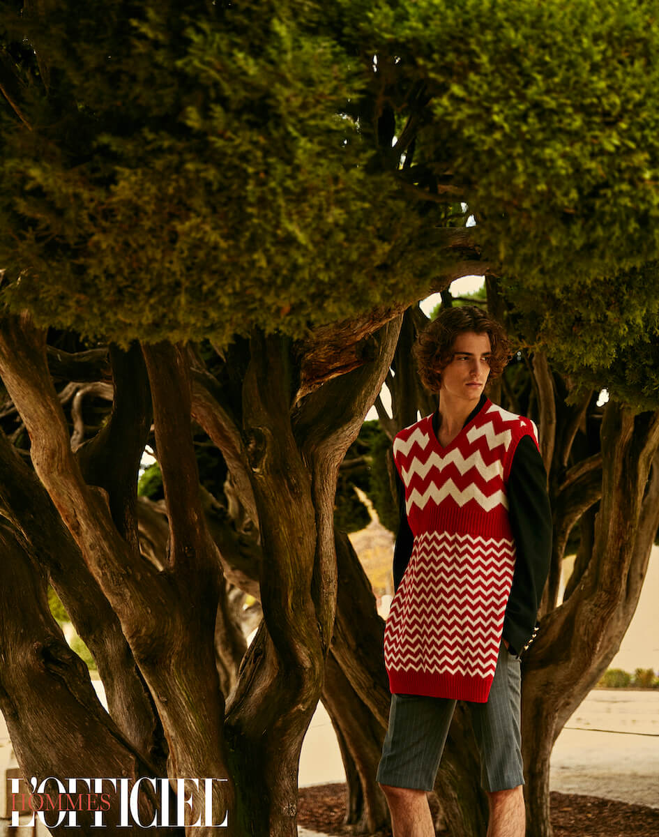 Свитер, шорты и пиджак – Mans Concept Menswear, обувь Dr. Martens