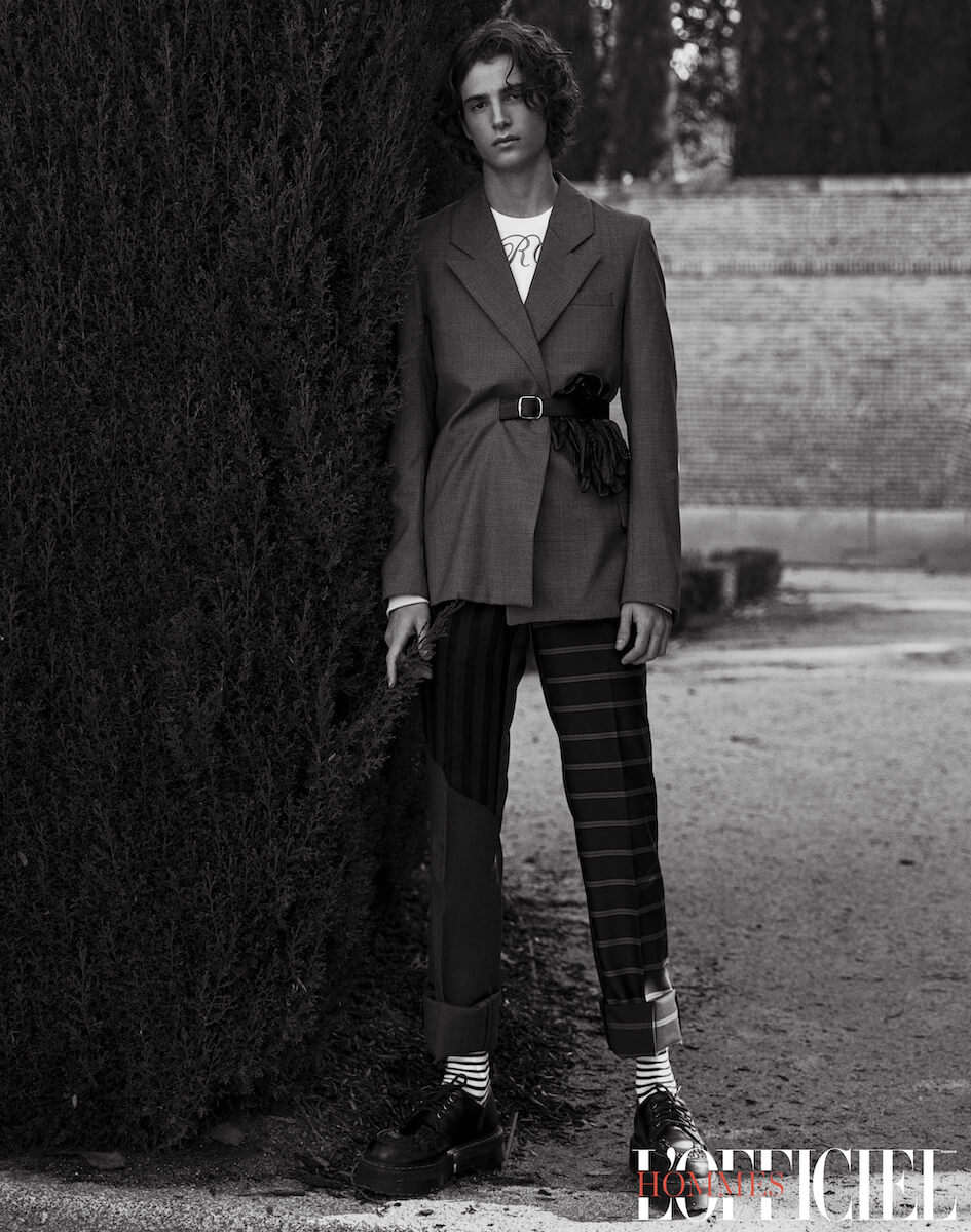 Свитер Raf Simons x Fred Perry, пиджак и брюки – Mans Concept Menswear, носки JW Anderson, обувь Dr. Martens 