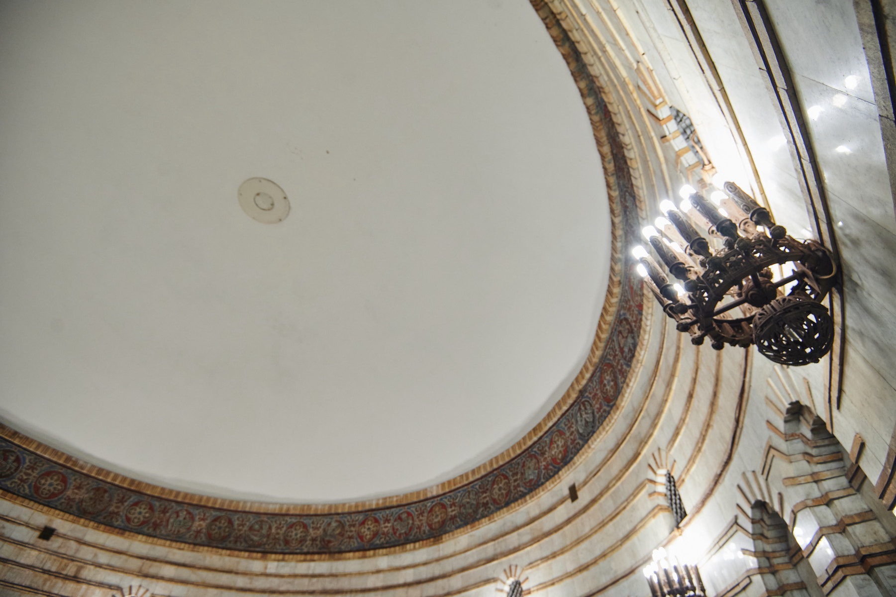 Верхний вестибюль, станция «Золотые ворота»