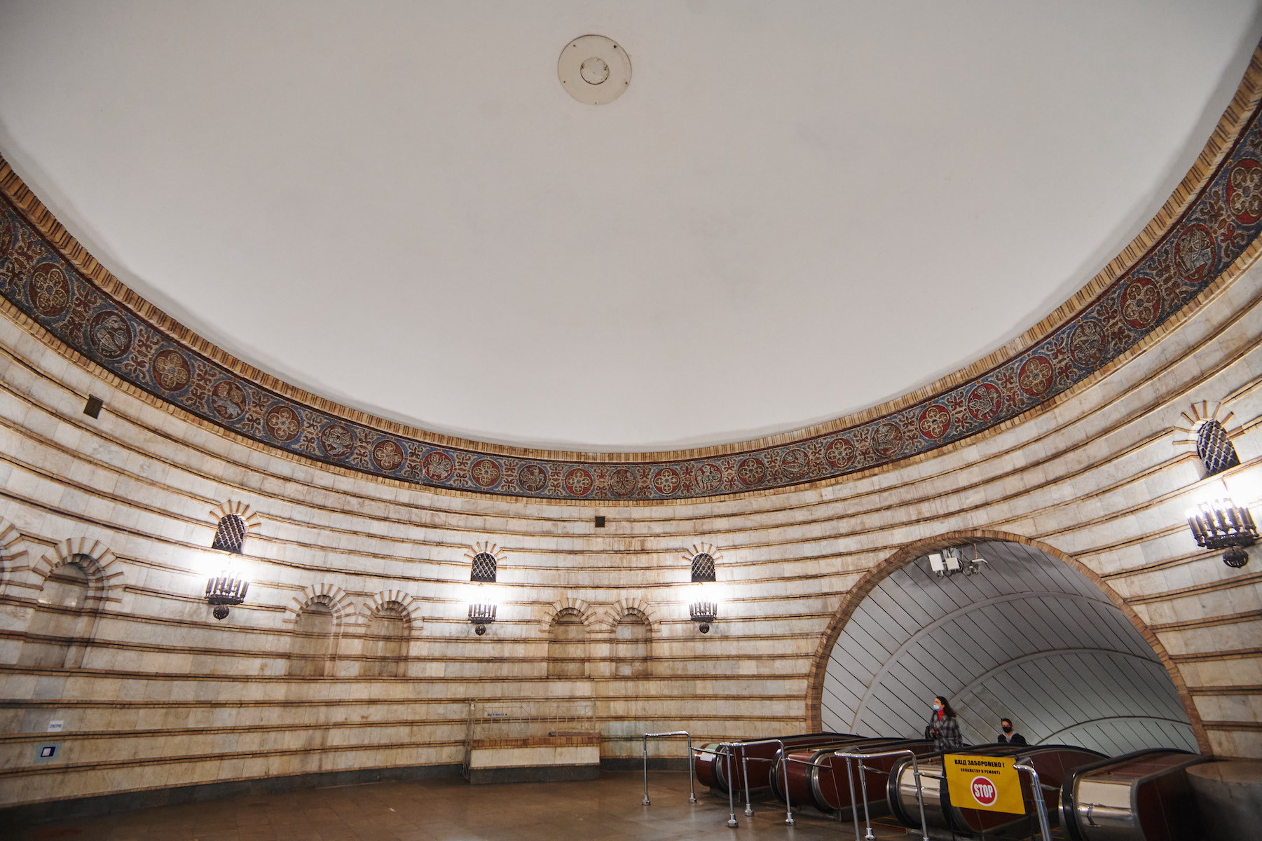 Верхний вестибюль, станция «Золотые ворота»