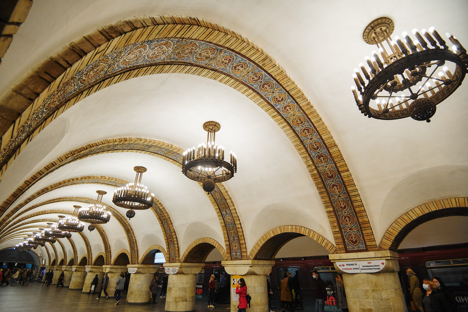 Люстры и своды перрона, станция «Золотые ворота»