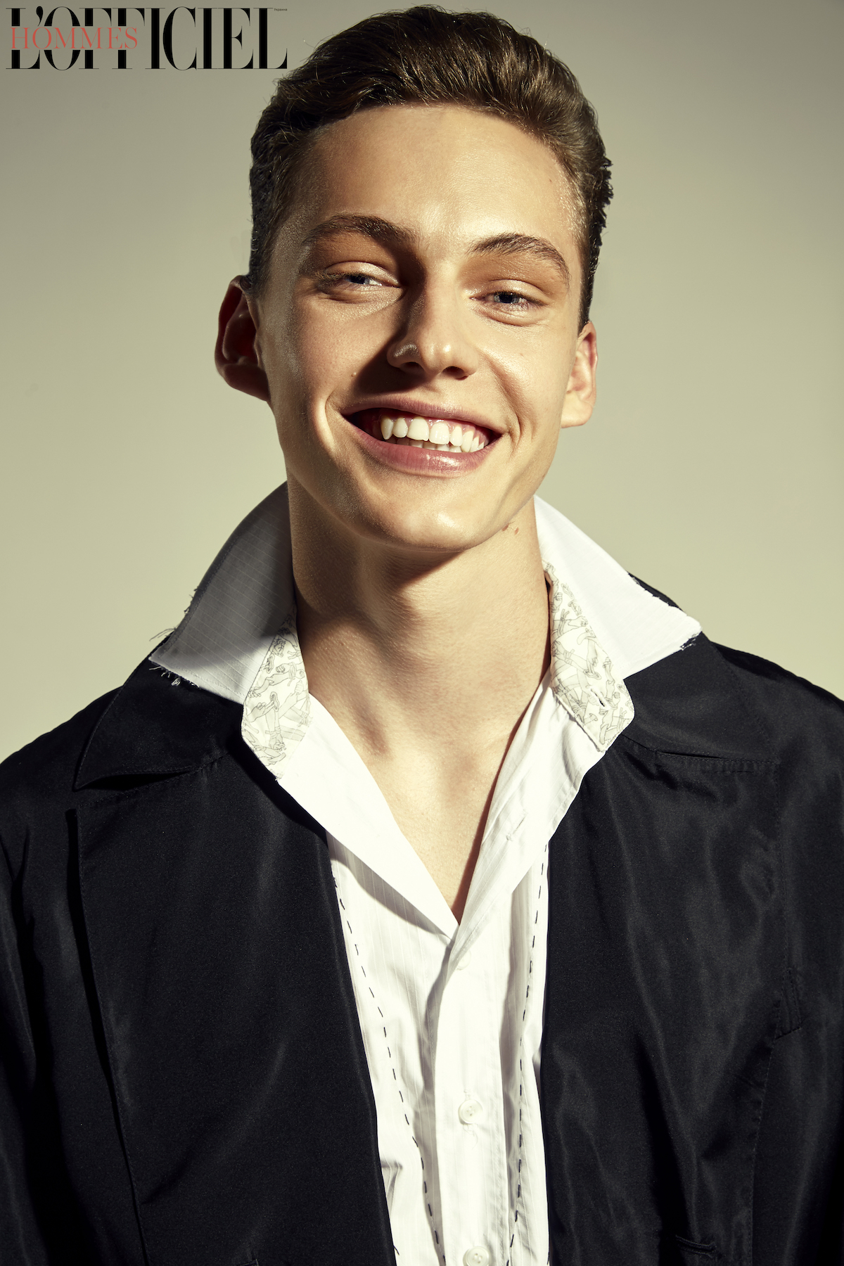 Рубашка Frolov, плащ ARTEMKLIMCHUK 